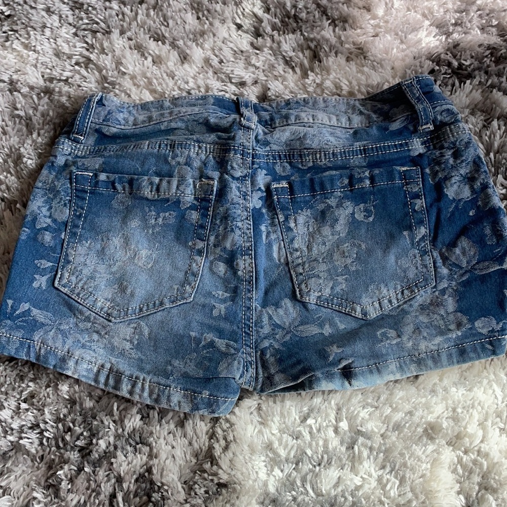 Shorts - Picture 2 of 3